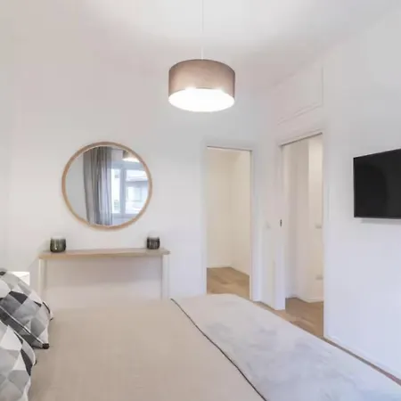 Cozy 1-bedroom Flat With Balcony, Steps To Vatican *