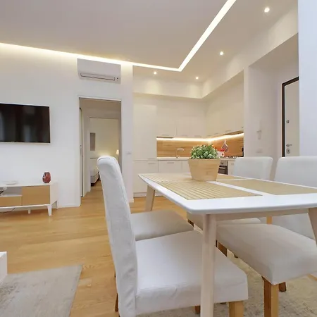 Cozy 1-bedroom Flat With Balcony, Steps To Vatican Apartment *