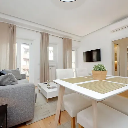 Cozy 1-bedroom Flat With Balcony, Steps To Vatican Apartment *