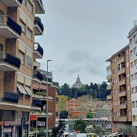 Apartment Cozy 1-bedroom Flat With Balcony, Steps To Vatican *